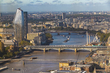 Blackfriars Brücke und Turm mit Themse, Luftaufnahme von London - CAVF66018