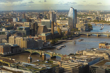 Themse mit Blackfriars, Londoner Brücke und Blick auf die Londoner Innenstadt - CAVF66019