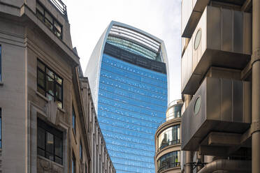 Sky Garden-Turm mit der Fassade des Lloyd's-Gebäudes in der Londoner Innenstadt - CAVF66021
