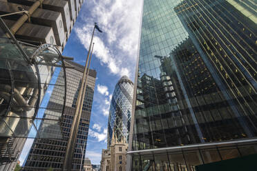 Lloyds, Gherkin und gläserner Geschäftsturm in der Londoner City - CAVF66024