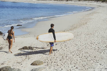 Junges Paar am Strand - CAVF66058