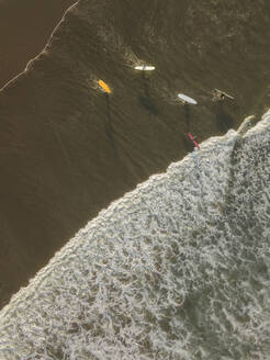 Luftaufnahme von Surfern am Strand - CAVF66079