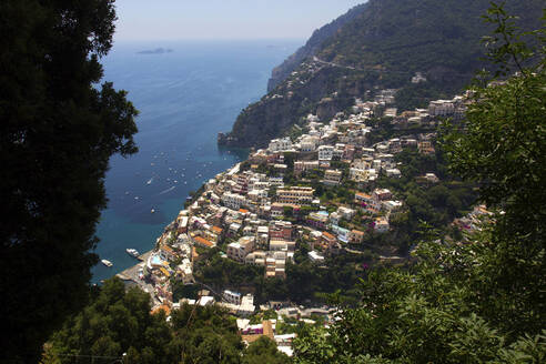 Blick von oben auf Positano an einem sonnigen Tag - CAVF66113