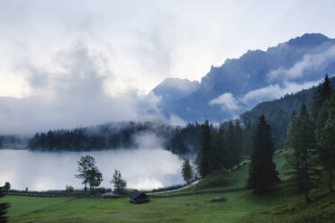 Deutschland, Bayern, Mittenwald, Nebliger Morgen am Lautersee - SIEF09216