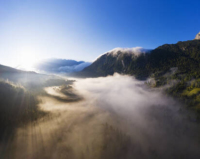 Deutschland, Bayern, Mittenwald, Aufgehende Sonne beleuchtet den Nebel über dem Ferchensee und dem umliegenden Wald - SIEF09221