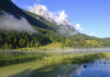 Deutschland, Bayern, Mittenwald, Blick auf den Ferchensee mit Wettersteinspitzen im Hintergrund - SIEF09240