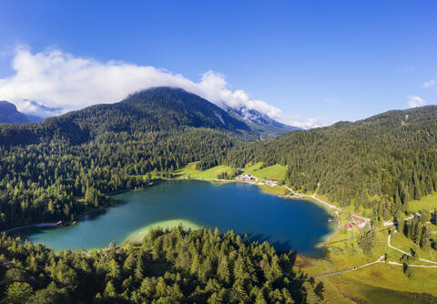 Deutschland, Bayern, Mittenwald, Luftaufnahme Lautersee, bewaldetes Wettersteingebirge und Dorf am Seeufer, lizenzfreies Stockfoto