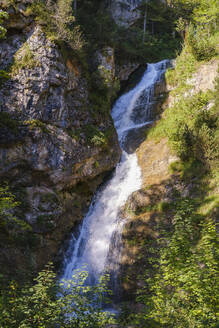 Deutschland, Bayern, Mittenwald, Lainbach-Wasserfall im Wettersteingebirge - SIEF09244