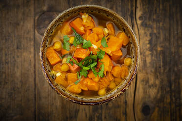 Bowl of spicy oriental pumpkin stew with chick-peas, parsley and Hokkaido squash - LVF08390