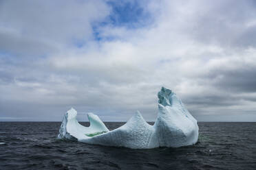 Eisberg vor der Küste von St. Anthony, Neufundland, Kanada - CAVF66234