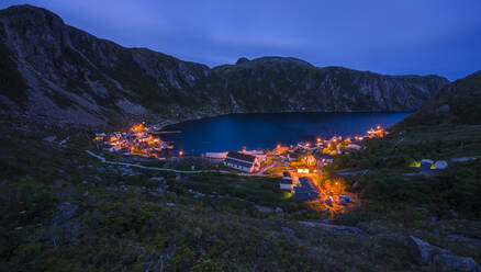 Bewölkte Nacht über einem kleinen Dorf im Fjord in Neufundland - CAVF66244