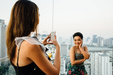 Thailändische Frau lässt sich fotografieren - CAVF66252