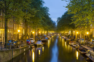 Egelantiersgracht-Kanal im Jordaan in der Abenddämmerung, Amsterdam, Niederlande - CAVF66343