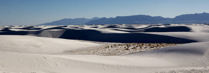 Sanddünen werfen Schatten auf die Landschaft - CAVF66383