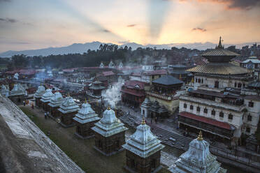 Sonnenuntergang und Einäscherungen im Pashupatinath-Tempel in Kathmandu, Nepal. - CAVF66399
