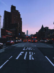 Autos auf der Straße gegen den Himmel in New York City - CAVF66430