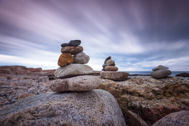 Stapel Felsen am Strand gegen bewölkten Himmel - CAVF66507