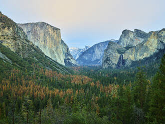 Panoramaansicht von Bäumen und Bergen gegen den Himmel im Yosemite-Nationalpark - CAVF66557