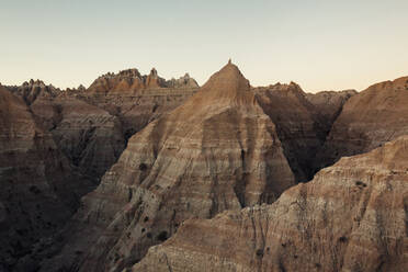 Blick auf die Berge bei klarem Himmel in den Badlands - CAVF66560