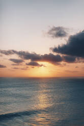 Blick auf das Meer und den Himmel bei Sonnenuntergang - CAVF66583