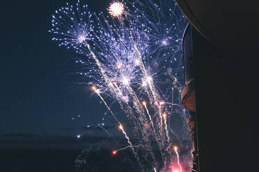 Niedriger Blickwinkel auf ein Feuerwerk am nächtlichen Himmel - CAVF66595