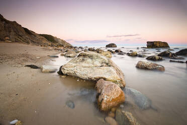 Nahaufnahme von Felsen am Strand bei Sonnenuntergang - CAVF66602