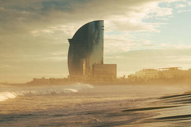 W Barcelona Hotel am Strand gegen den Himmel bei Sonnenuntergang - CAVF66632