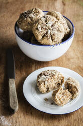 Frisch gebackene Roggenbrötchen mit Müsli in der Schale - EVGF03542