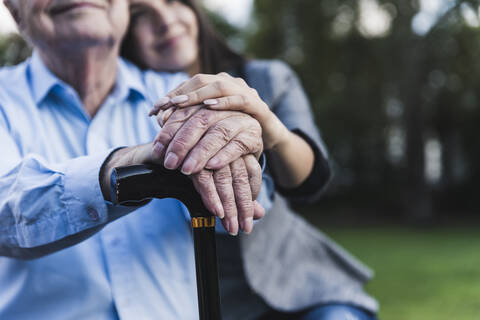 Hände eines älteren Mannes und seiner Enkelin, Nahaufnahme, lizenzfreies Stockfoto