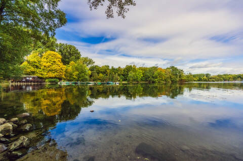 Deutschland, Nordrhein-Westfalen, Düsseldorf, Unterbach, Landschaft mit See, lizenzfreies Stockfoto