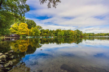 Deutschland, Nordrhein-Westfalen, Düsseldorf, Unterbach, Landschaft mit See - THAF02621