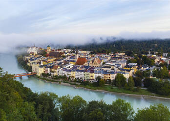 Deutschland, Bayern, Wasserburg am Inn, Luftaufnahme des dichten Morgennebels, der die alte Stadt am Fluss einhüllt - SIEF09246