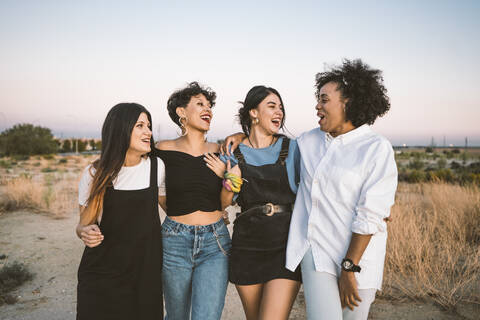 Lächelnde Frauen posieren auf dem Lande, lizenzfreies Stockfoto