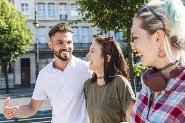 Drei Freunde, die zusammen Spaß haben - WPEF02213