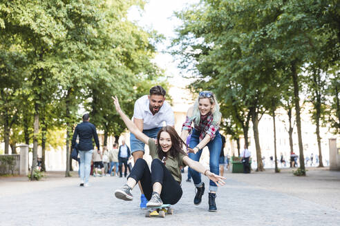 Gruppe von drei Freunden hat Spaß mit Skateboard - WPEF02217