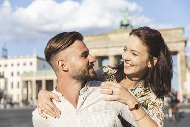Glückliches junges Paar vor dem Brandenburger Tor, Berlin, Deutschland - WPEF02238