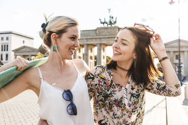 Portrait of two best friends in front of Brandenburger Tor, Berlin, Germany - WPEF02242