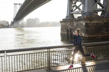 Sportler läuft auf der Promenade am East River - CAVF66700