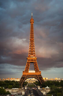 Niedriger Blickwinkel des Eiffelturms gegen bewölkten Himmel bei Sonnenuntergang - CAVF66727
