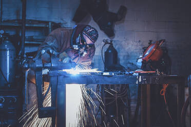 Arbeiter beim Schweißen in der Werkstatt - CAVF66750