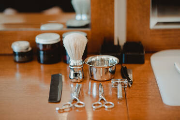 Friseur- und Rasierwerkzeuge auf dem Tisch - CUF52886