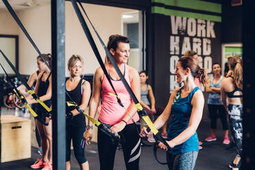 Frauen trainieren im Fitnessstudio, unterhalten sich - CUF52912