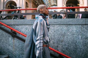 Stilvoller Mann geht in eine U-Bahn-Station, Mailand, Italien - CUF53012
