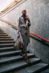 Stilvoller Mann geht in eine U-Bahn-Station, Mailand, Italien - CUF53013