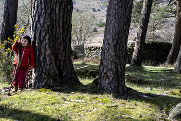Junge erkundet Nationalpark, Llanaber, Gwynedd, Vereinigtes Königreich - CUF53077
