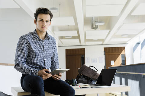 Geschäftsmann benutzt digitales Tablet im Büro, lizenzfreies Stockfoto