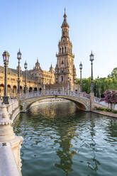 Niedriger Blickwinkel auf die Plaza de Espana gegen den klaren blauen Himmel - CAVF66821