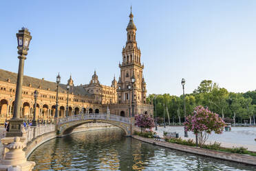 Niedriger Blickwinkel auf die Plaza de Espana gegen den klaren Himmel bei Sonnenuntergang - CAVF66822