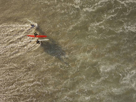 Luftaufnahme von Surfern am Strand - CAVF66860