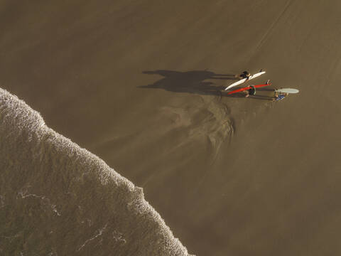 Luftaufnahme von Surfern am Strand, lizenzfreies Stockfoto